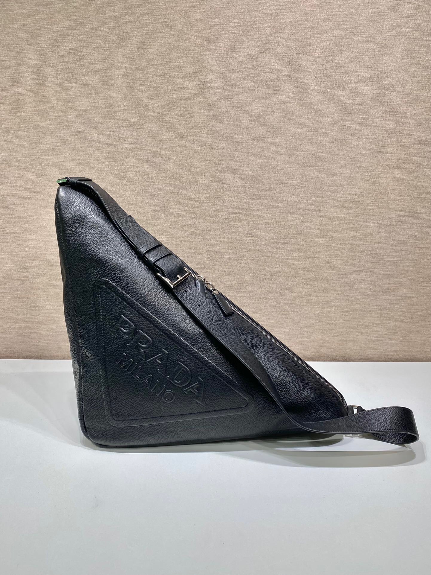 프라다 로고스트랩 사피아노 트라이앵글 크로스백 2VY007 PD1-B