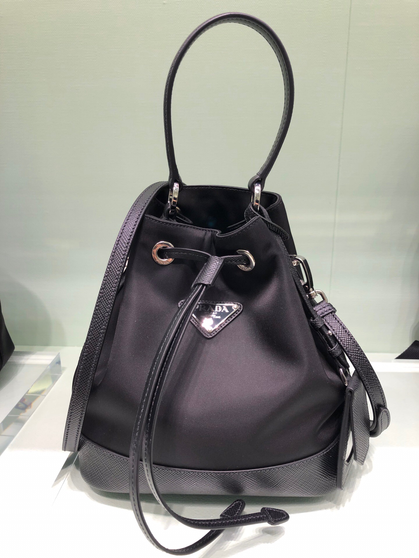 프라다 사피아노 디테일로고 나일론 버킷백 1BE055 PD1-B