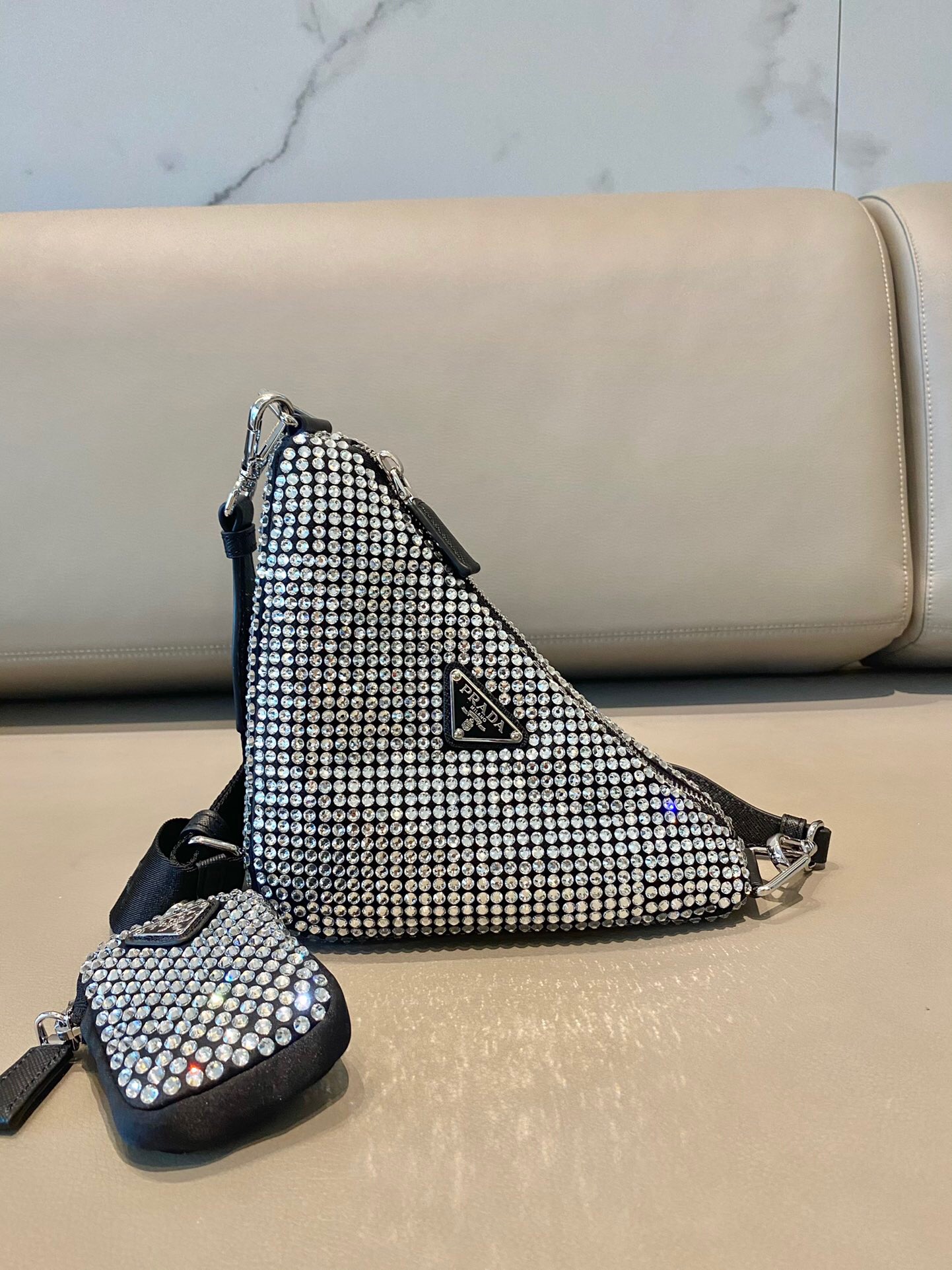 프라다 트라이앵글 숄더백 1BH190 PD1-B