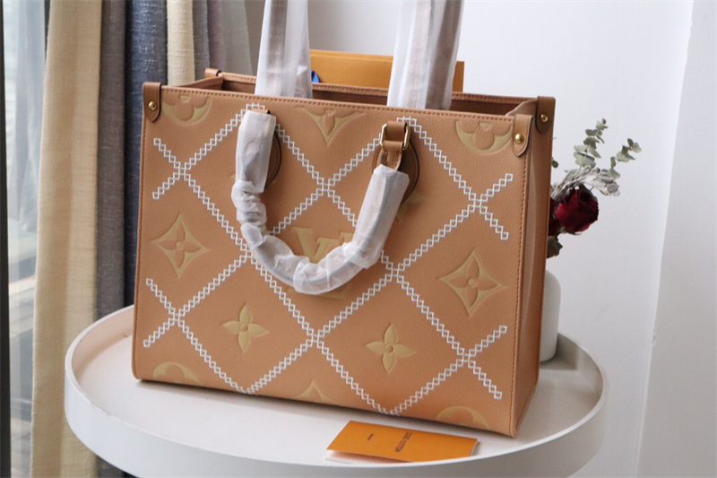 루이비통 온더고 MM 토트백 크림 M46016 XL