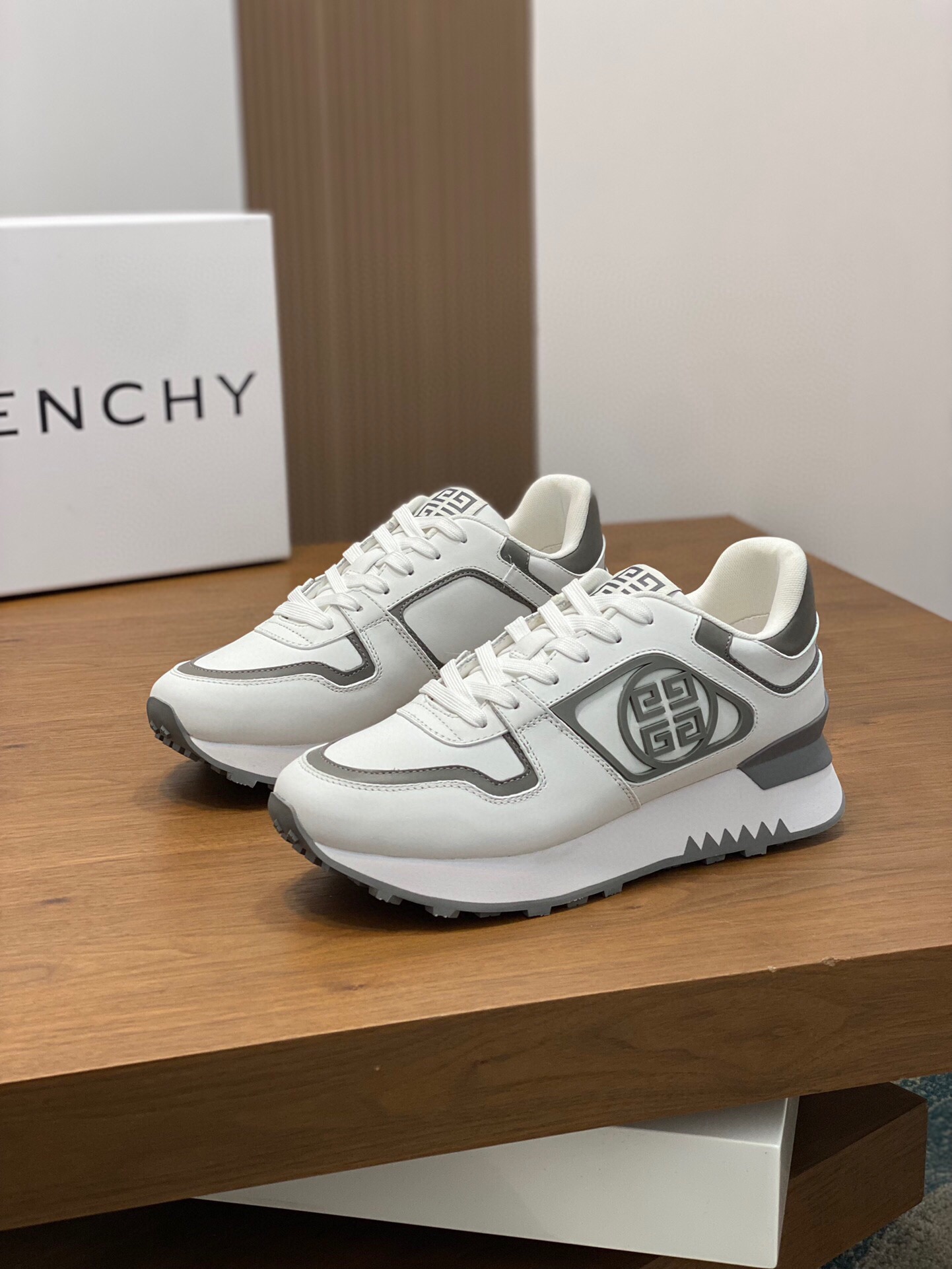 지방시 2024 남성용 스니커즈 GV050 SH-E