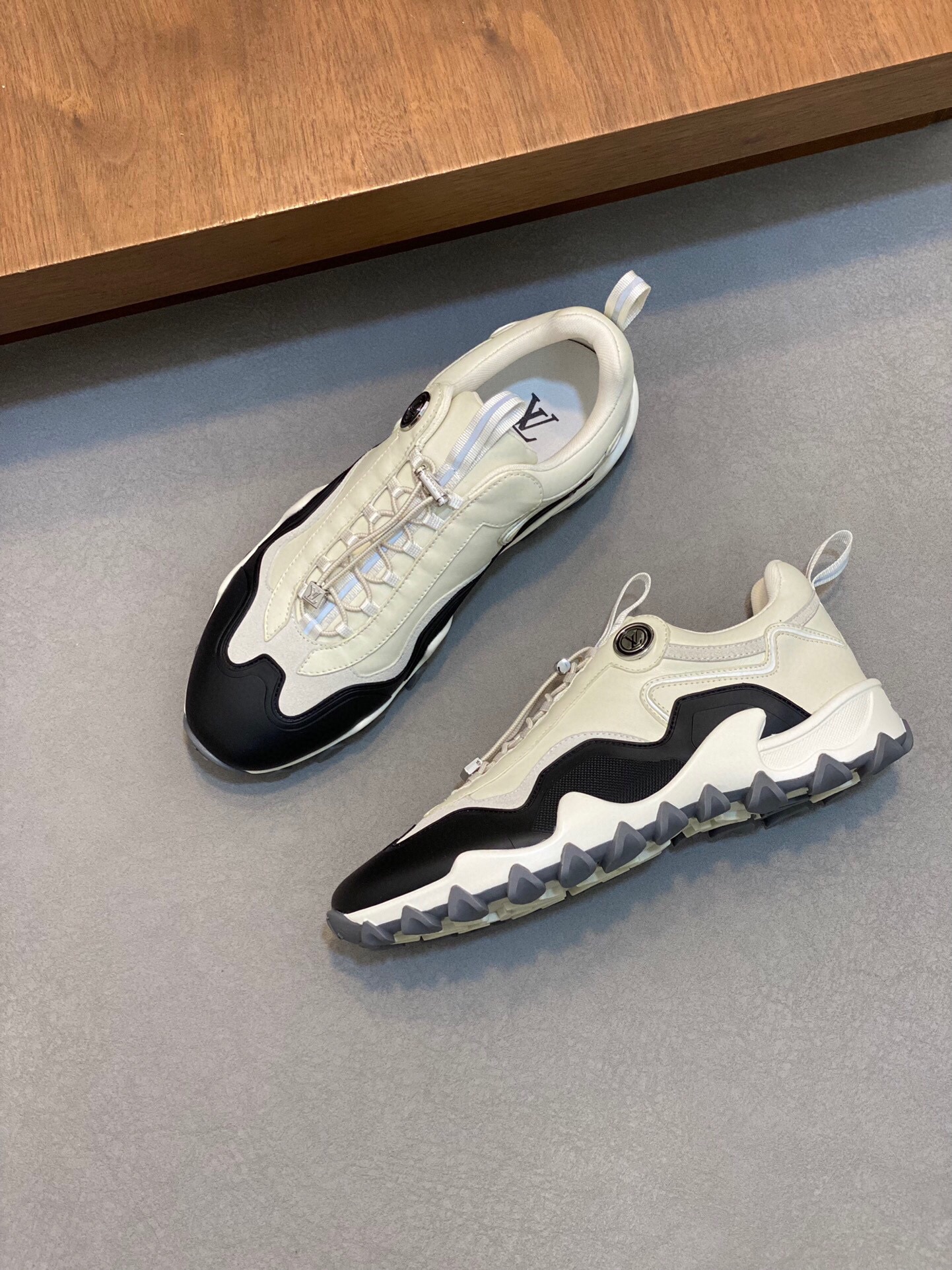 루이비통 2024 남성용 스니커즈 LV670 SH-E