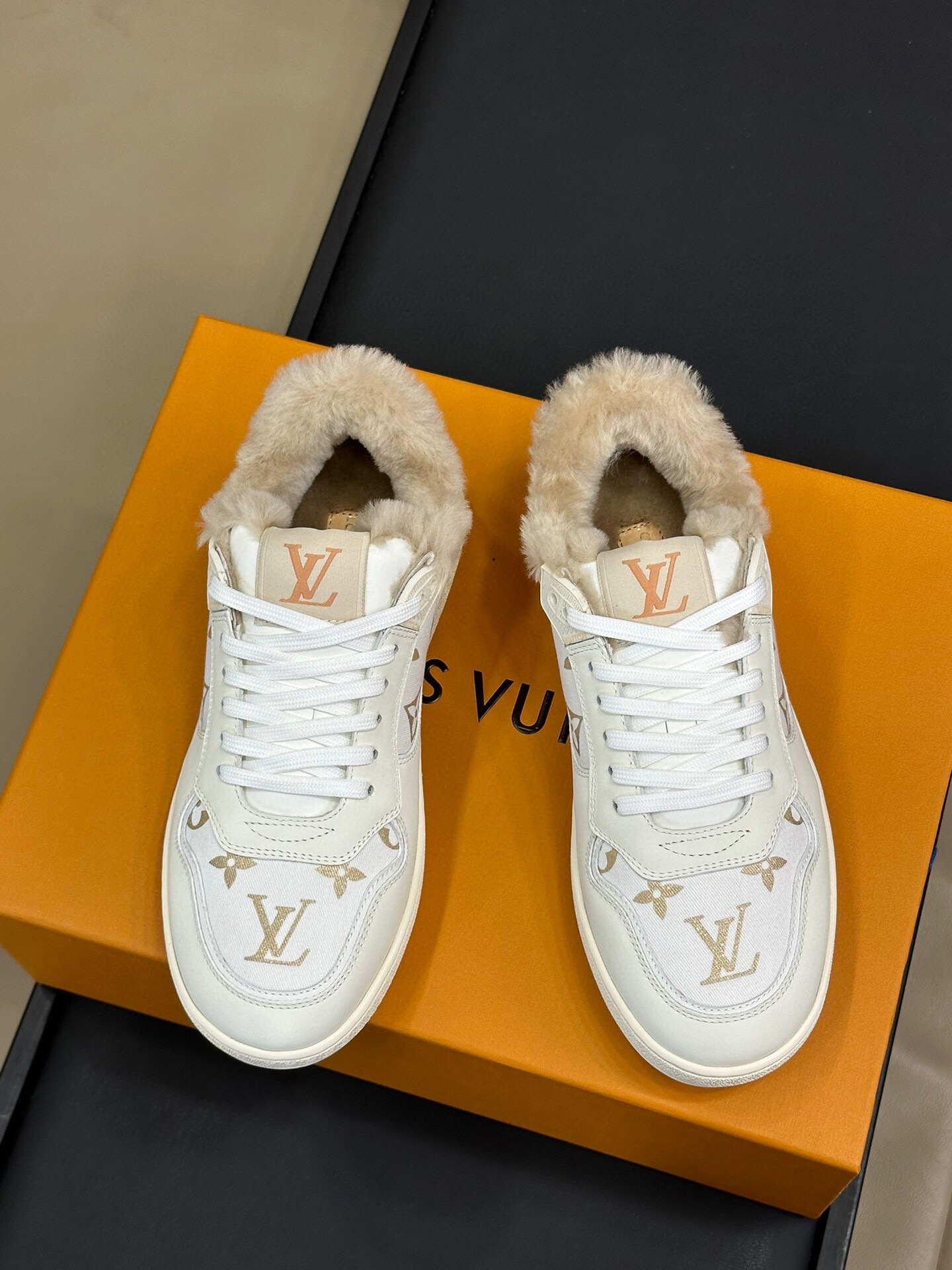 루이비통 2024 여성용 스니커즈 WA4499 DN