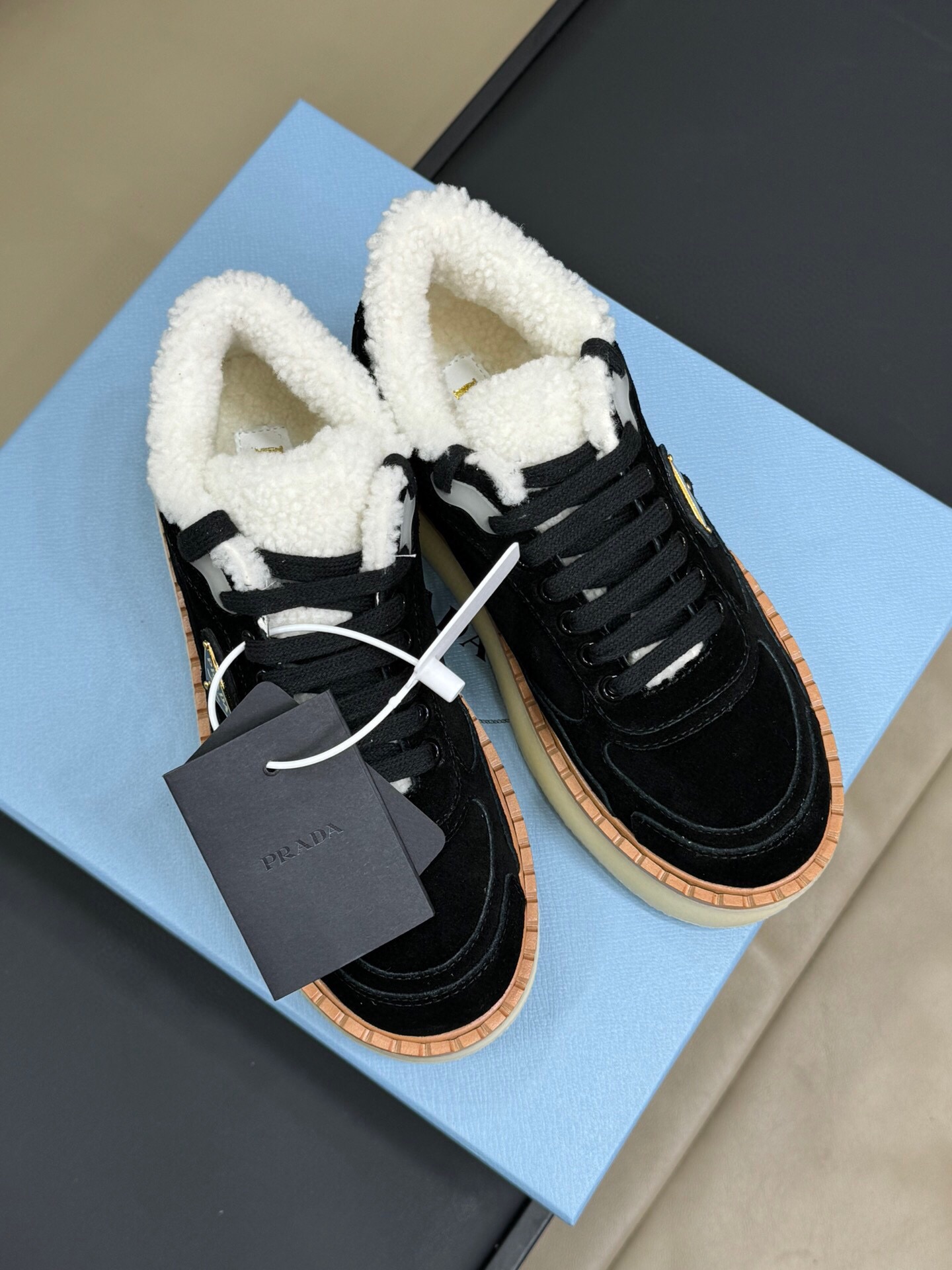 프라다 2024 여성용 스웨이드 스니커즈 WA4555 DN
