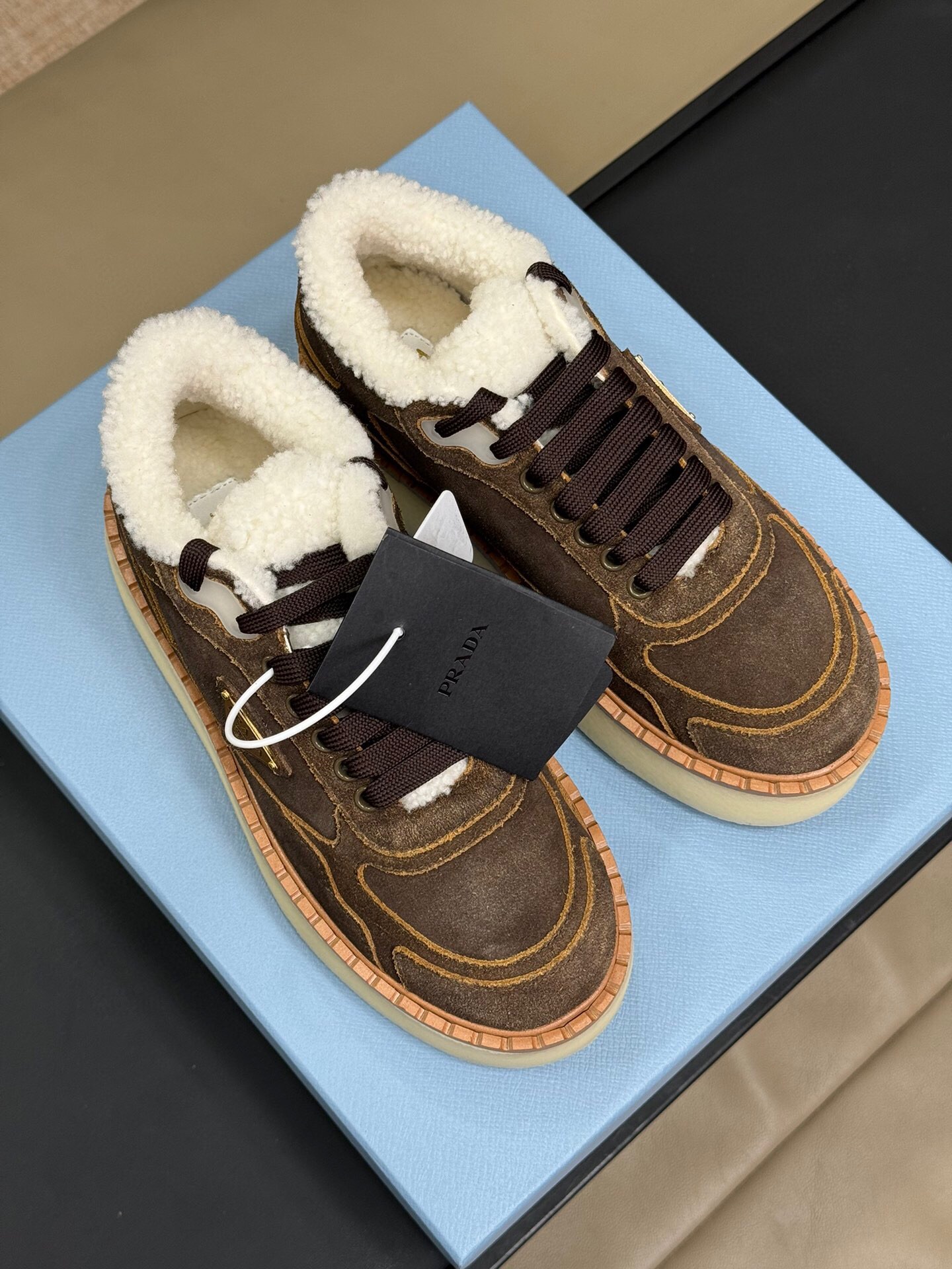 프라다 2024 여성용 스웨이드 스니커즈 WA4557 DN