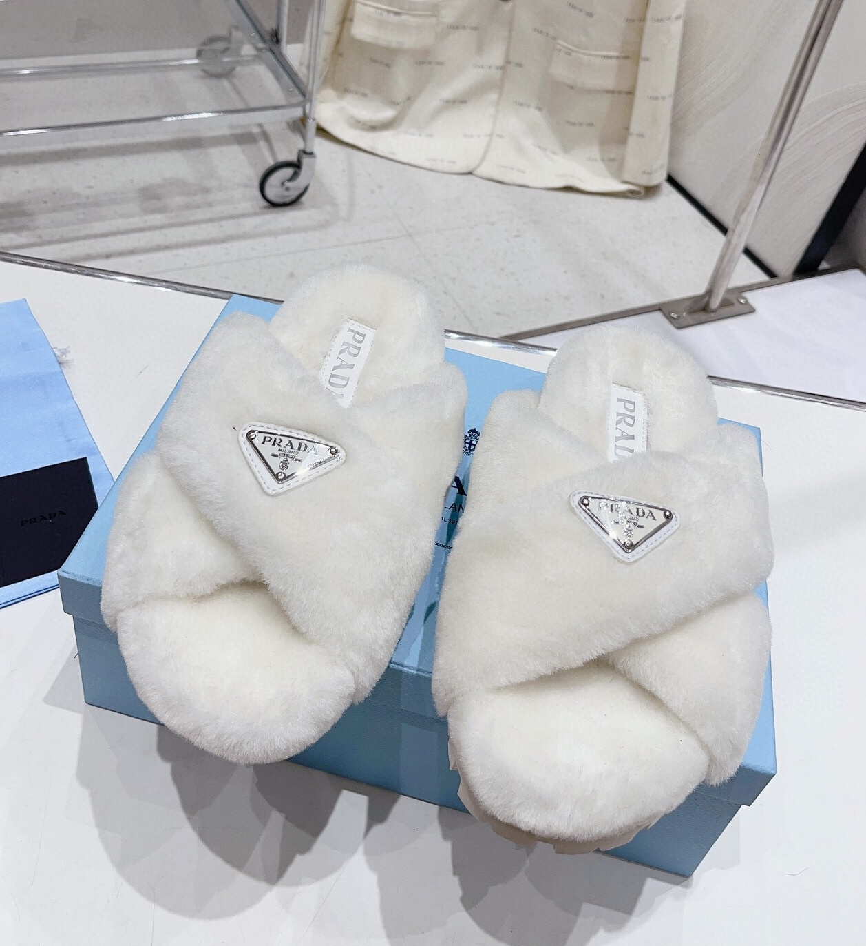 프라다 2024 여성용 울 슬리퍼 WA4597 DN