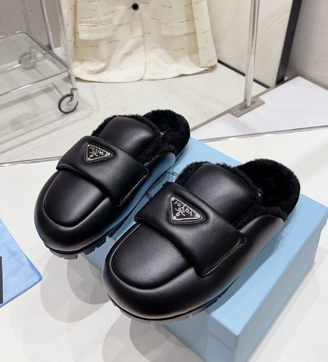 프라다 2024 여성용 울 슬리퍼 WA4607 DN