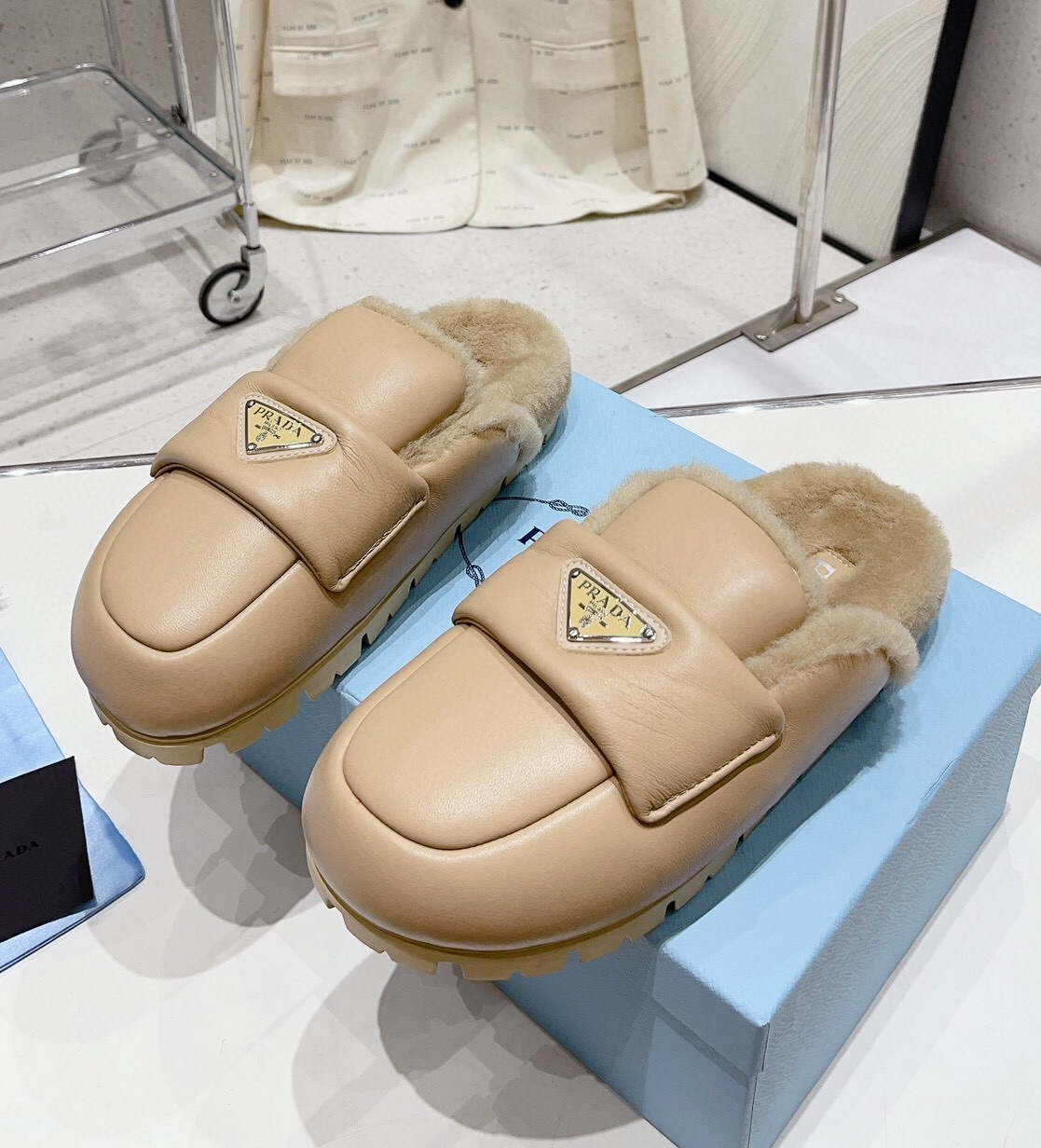 프라다 2024 여성용 울 슬리퍼 WA4609 DN