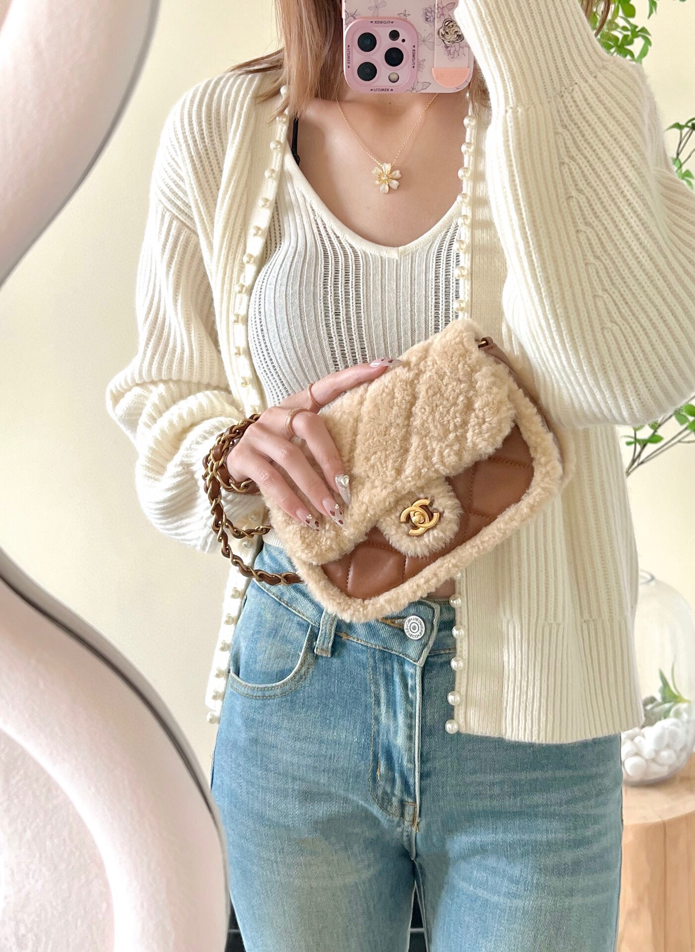 [홍콩명품.CHANEL] 샤넬 클래식 플랩백 시어링 램스킨 금장 베이지 브라운 AS5149 XC