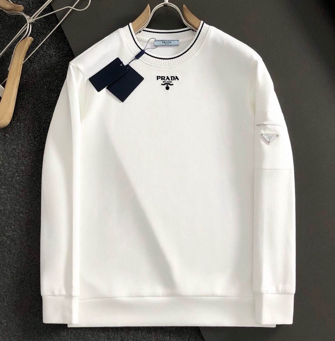 프라다 2025 남성용 맨투맨 PD1200 YB