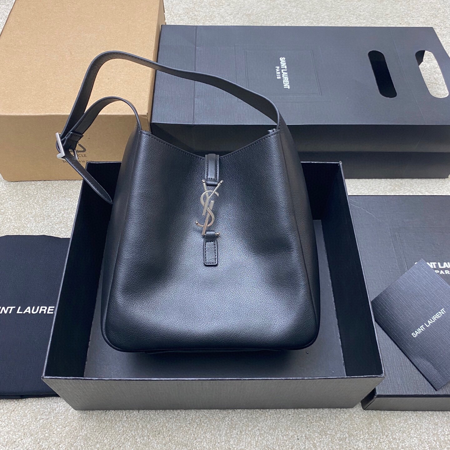 생로랑 삭 드 주르 나노 샤이니 레더 숄더백 은장 NMW