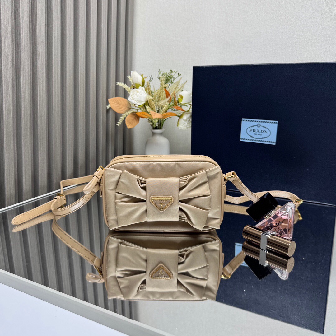 프라다 리나일론 앤 나파 레더 미니 숄더백 보우 카멜 브라운1BH166 NMW