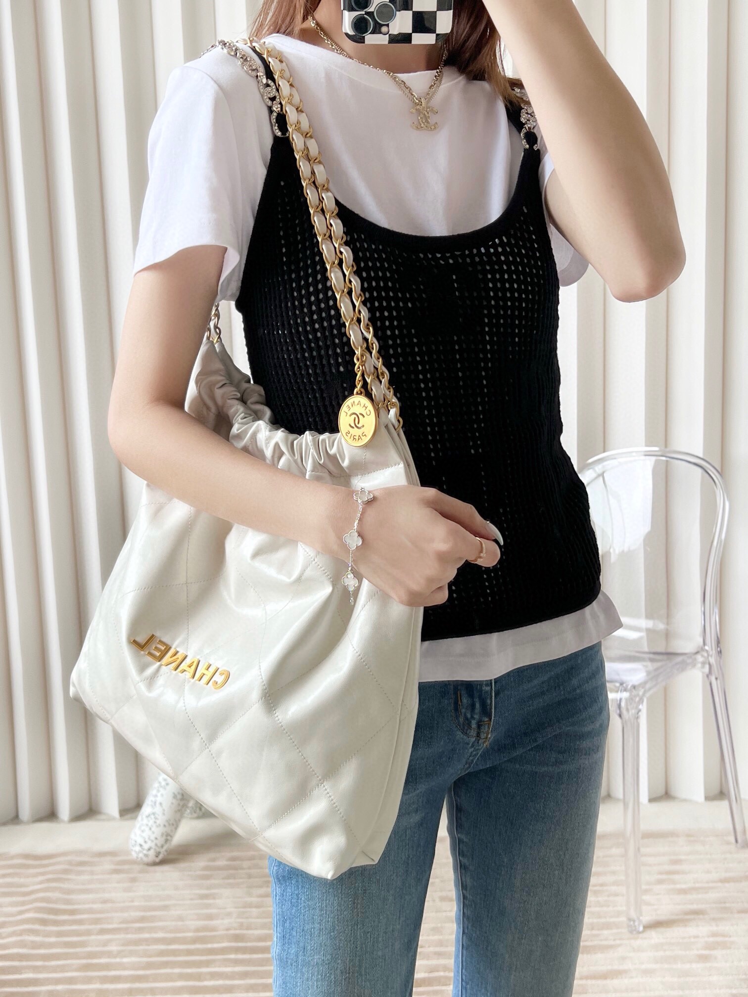 [홍콩명품.CHANEL] 샤넬 22 스몰 핸드백 샤이니 카프스킨 & 골드 메탈 화이트 GD