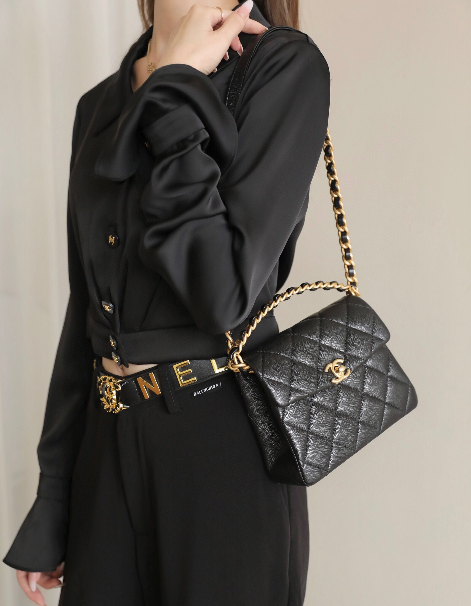 [홍콩명품.CHANEL] 샤넬 핸들 장식의 스몰 플랩백 페이턴트 카프스킨 골드 메탈 블랙 GD