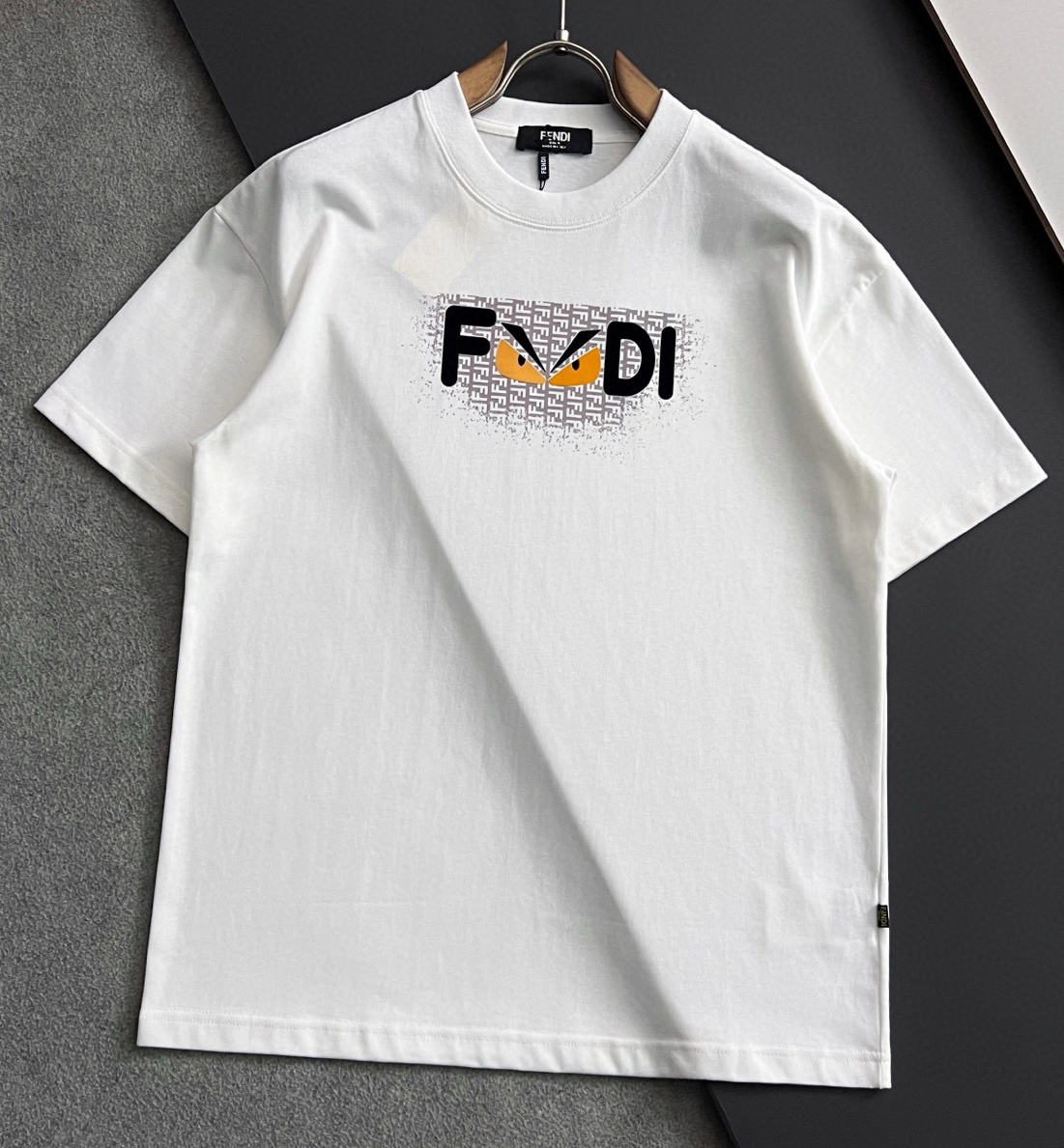 [홍콩명품,FENDI] 펜디2025 남성용 반팔티 FD559 YB 홍콩명품의류,구매대행,온라인명품