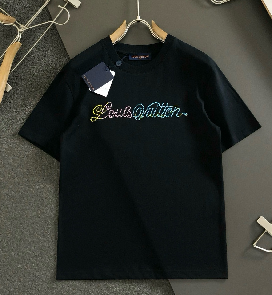 [홍콩명품.LOUIS VUITTON] 루이비통 2025 남성용 반팔 LV1881 YB 2컬러 홍콩명품의류,구매대행,온라인명품