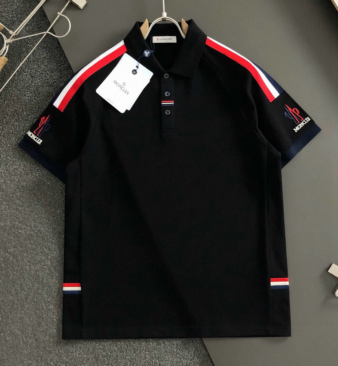 [홍콩명품.MONCLER] 몽클레어 2025 남성용 반팔티 MQ1300 YB 홍콩명품의류,구매대행,온라인명품
