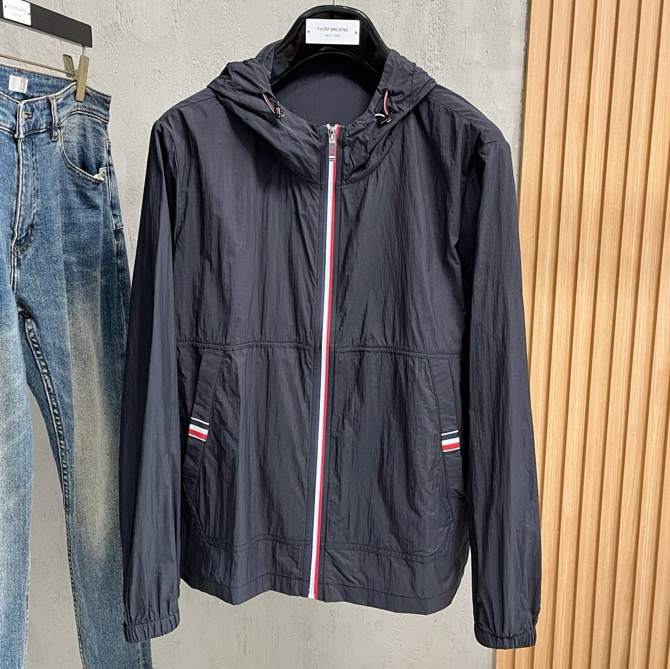 [홍콩명품.THOM BROWNE ] 톰 브라운 2025 남성용 바람막이 자켓 TB1211 PD 홍콩명품의류,구매대행,온라인명품