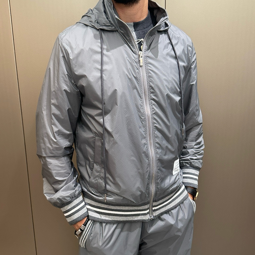 [홍콩명품.THOM BROWNE ] 톰 브라운 2025 남성용 바람막이 자켓 TB1256 HD 홍콩명품의류,구매대행,온라인명품