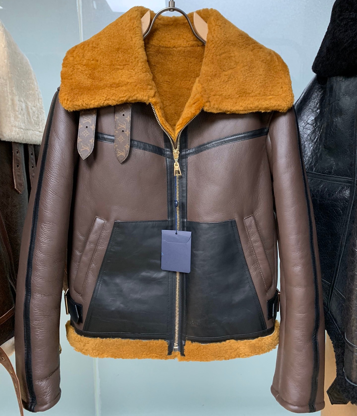 [홍콩명품.LOUIS VUITTON] 루이비통 2025 남성용 모피일체  양가죽코트 LV2104 HD 홍콩명품의류,구매대행,온라인명품