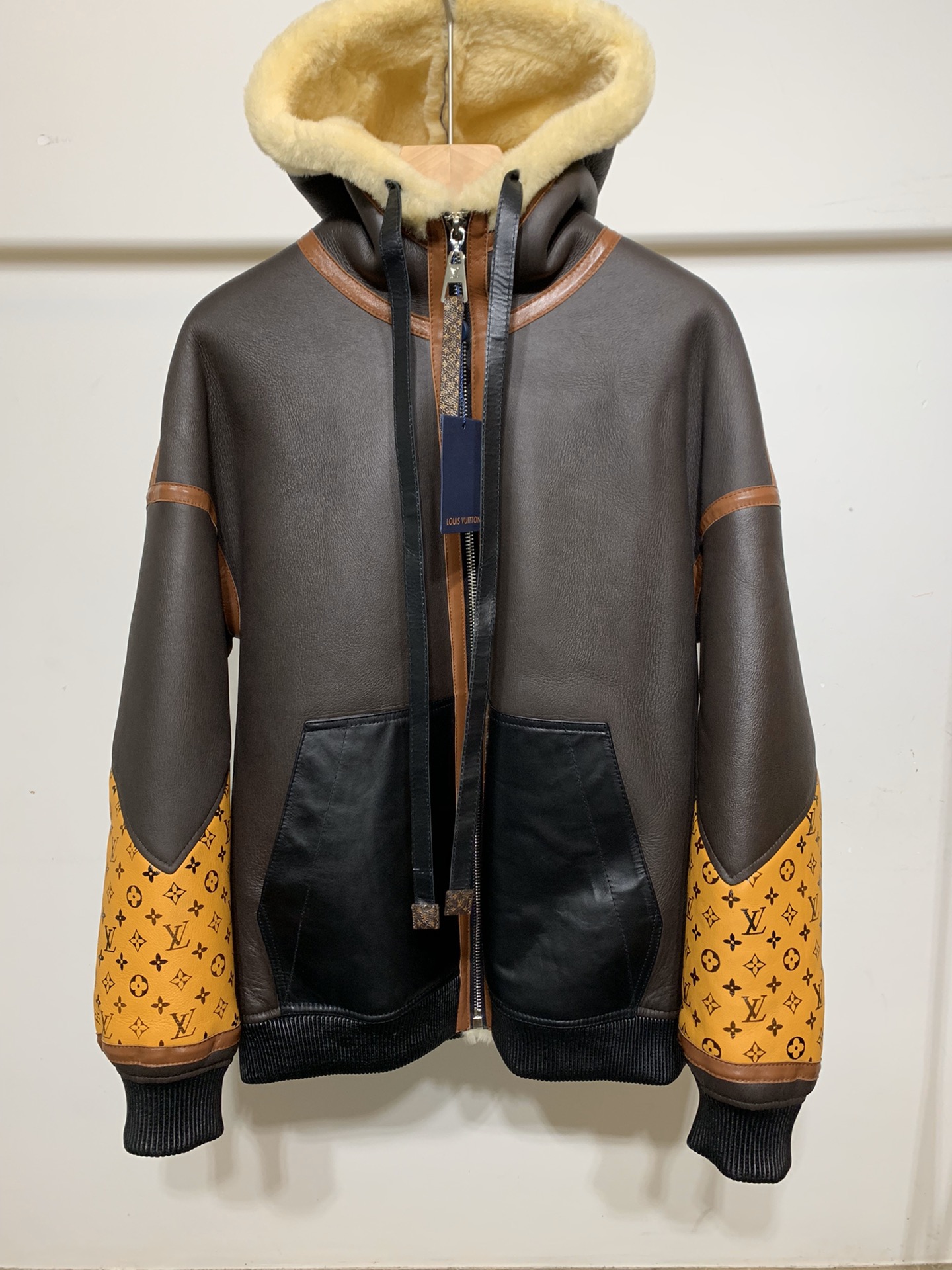 [홍콩명품.LOUIS VUITTON] 루이비통 2025 남성용 모피일체  양가죽코트 LV2111 HD 홍콩명품의류,구매대행,온라인명품