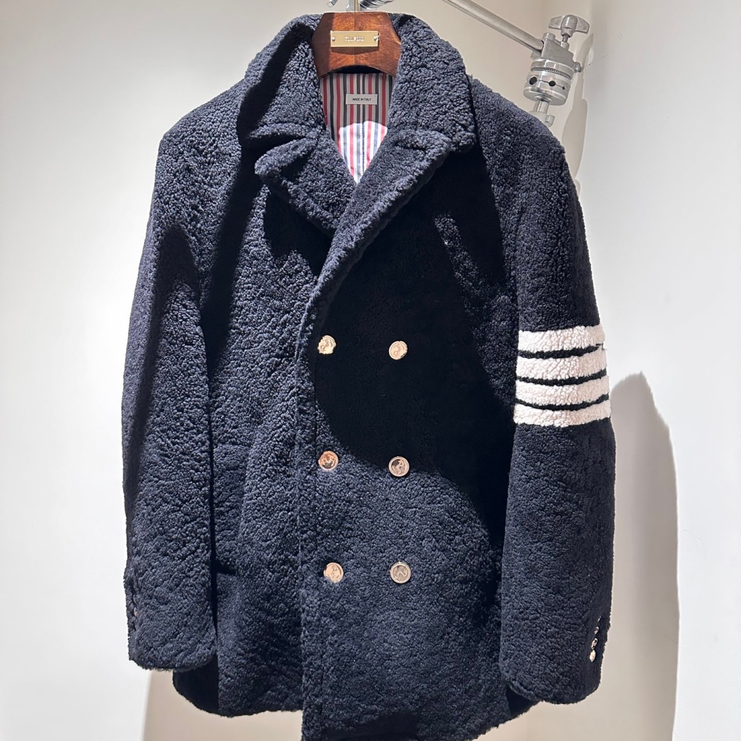 [홍콩명품.THOM BROWNE ] 톰 브라운 2025 남성용 모피일체 양가죽코트 TB1261 YB 홍콩명품의류,구매대행,온라인명품