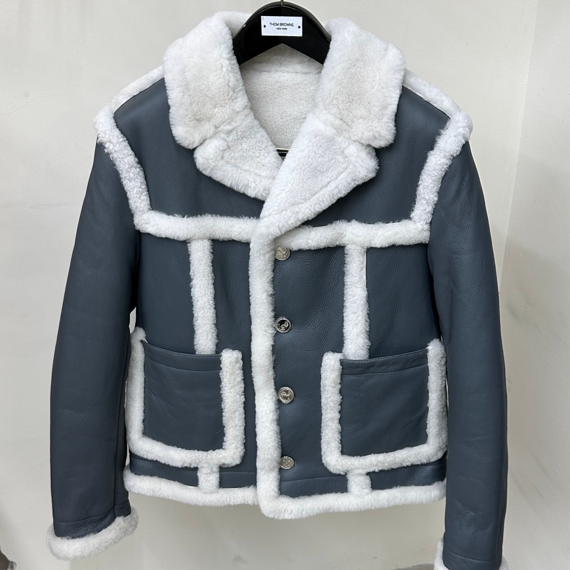 [홍콩명품.THOM BROWNE ] 톰 브라운 2025 남성용 모피일체 양가죽코트 TB1263 HD 홍콩명품의류,구매대행,온라인명품