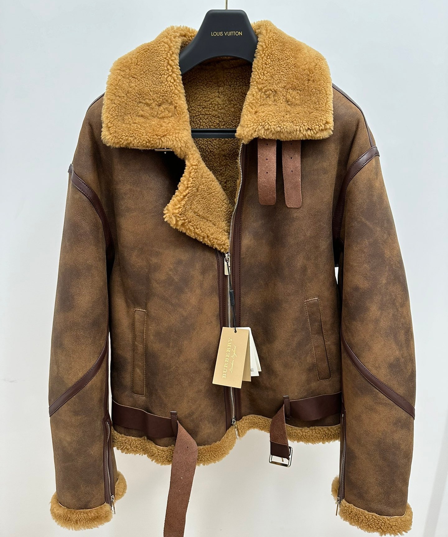 [홍콩명품.BURBERRY] 버버리 2025 남성용 모피일체 양가죽 코트 BU1329 HD 홍콩명품의류,구매대행,온라인명품