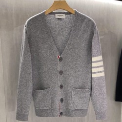 [홍콩명품.THOM BROWNE ] 톰 브라운 2025 남성용 울 가디건 TB1273 YB 홍콩명품의류,구매대행,온라인명품