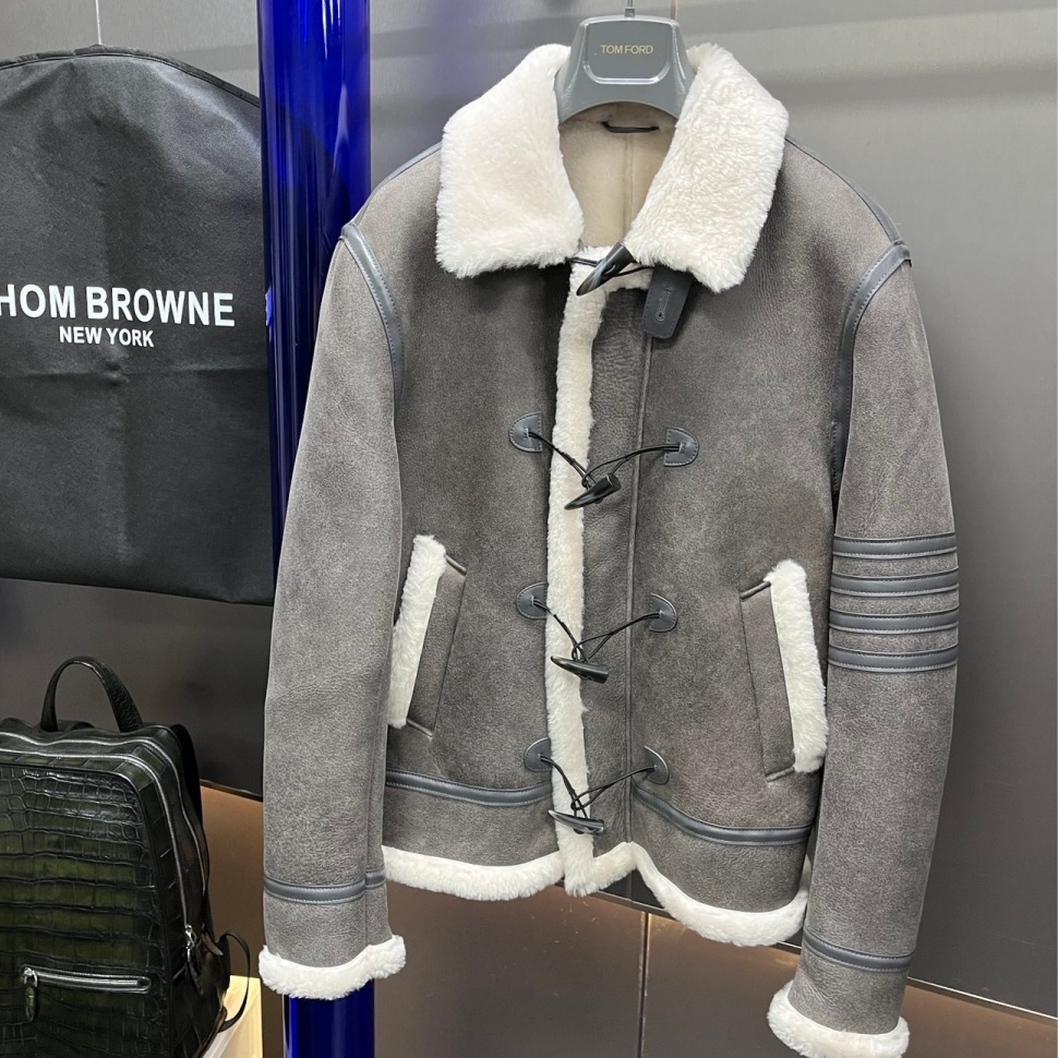 [홍콩명품.THOM BROWNE ] 톰 브라운 2025 남성용 모피일체 양가죽코트 TB1277 HD 홍콩명품의류,구매대행,온라인명품