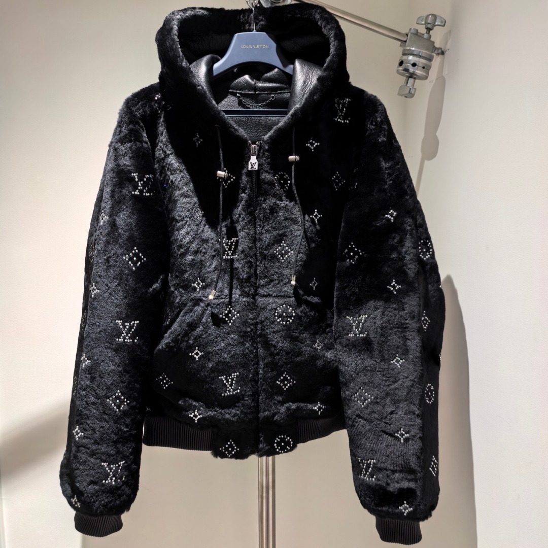 [홍콩명품.LOUIS VUITTON] 루이비통 2025 남성용 모피일체 양가죽코트 LV2158 HD 홍콩명품의류,구매대행,온라인명품