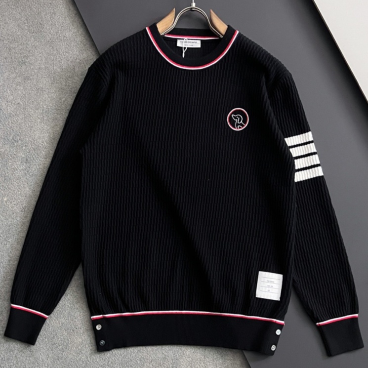 [홍콩명품.THOM BROWNE ] 톰 브라운 2025 남성용 니트 풀오버 TB1301 YB 2컬러 홍콩명품의류,구매대행,온라인명품