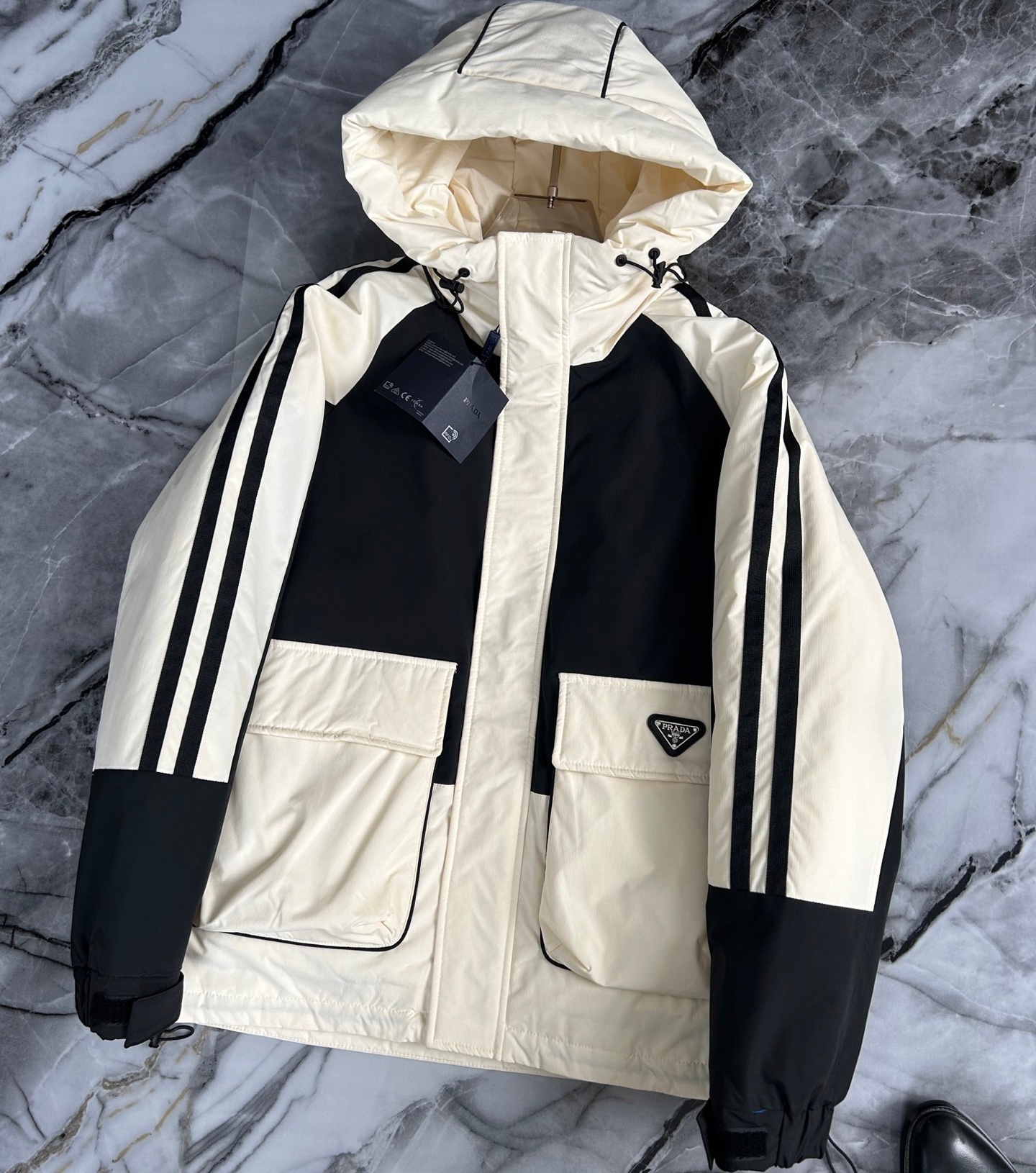 [홍콩명품.PRADA] 프라다 2025 남성용 덕다운 패딩 PD1587 PD 홍콩명품의류,구매대행,온라인명품