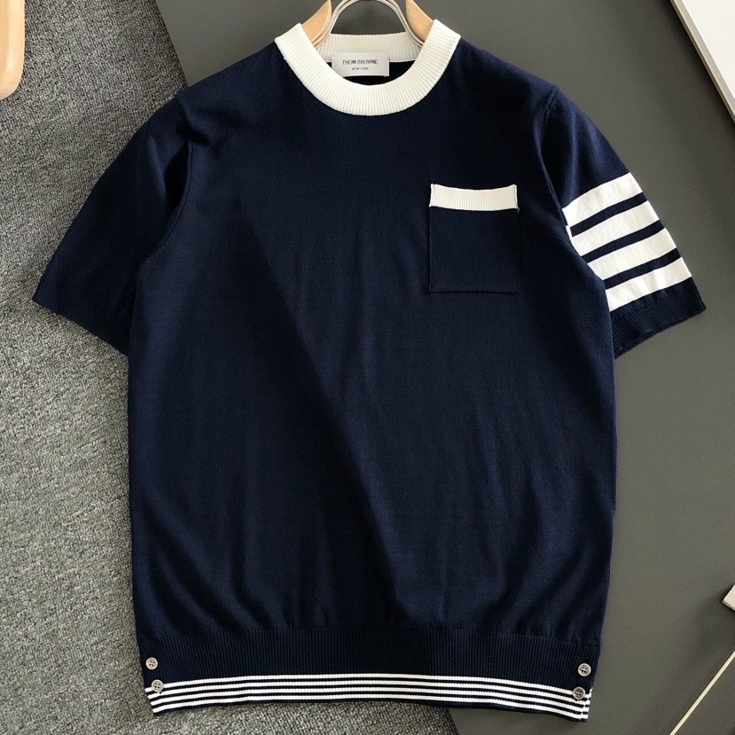 [홍콩명품.THOM BROWNE ] 톰 브라운 2026 남성용 니트반팔 TB1406 PD 홍콩명품의류,구매대행,온라인명품