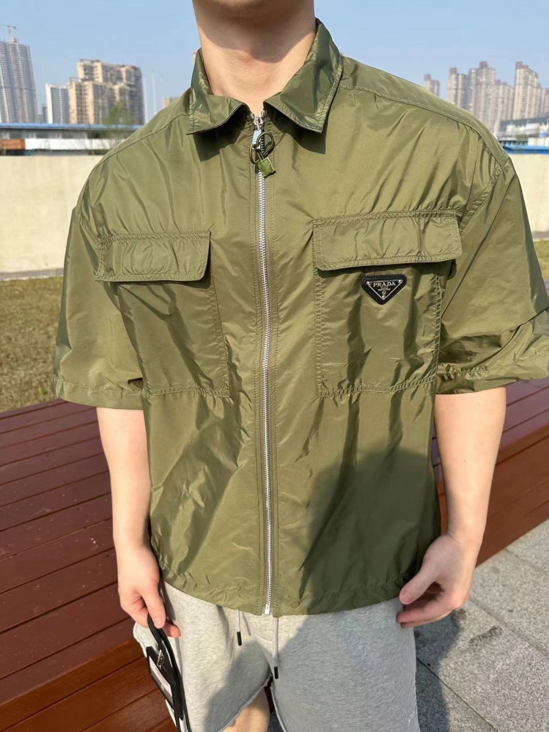 [홍콩명품.PRADA] 프라다 2026 남성용 반팔셔츠 PD1904 PD 홍콩명품의류,구매대행,온라인명품