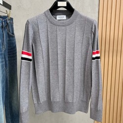 [홍콩명품.THOM BROWNE ] 톰 브라운 2026 남성용 니트풀오버 TB1563 PD 홍콩명품의류,구매대행,온라인명품